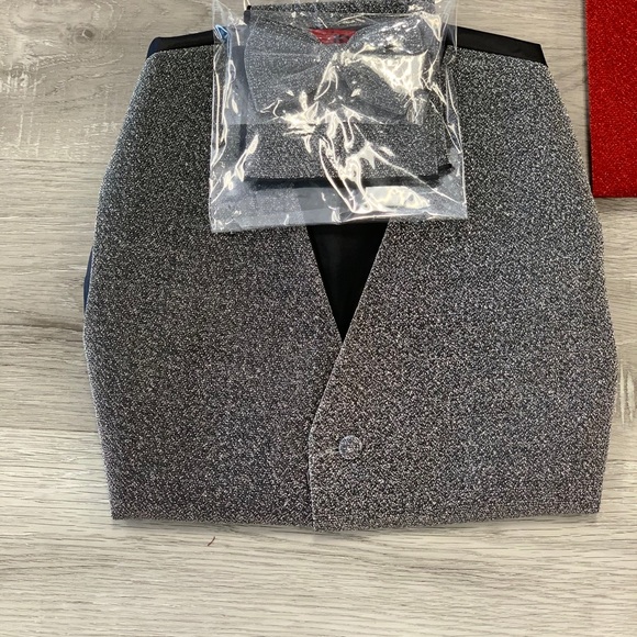 Vest - Picture 2 of 3